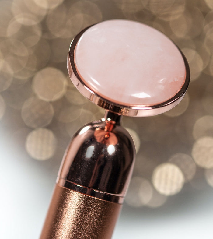Revolution Skincare - Roller viso di quarzo rosa con vibrazione